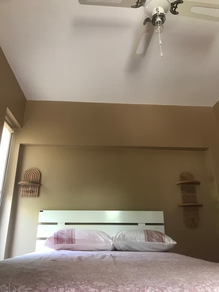 Letto e culla appena presi/ nuovo lavaggio bianco/ventilatore a soffitto/zanzariere alle finestre
Due camere dispongono di stendibiancheria con ripiani
