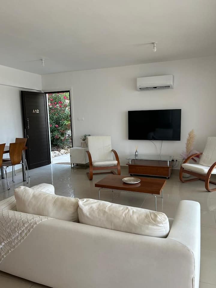 Spacious 1br Sea View + Pool - Ороклини
