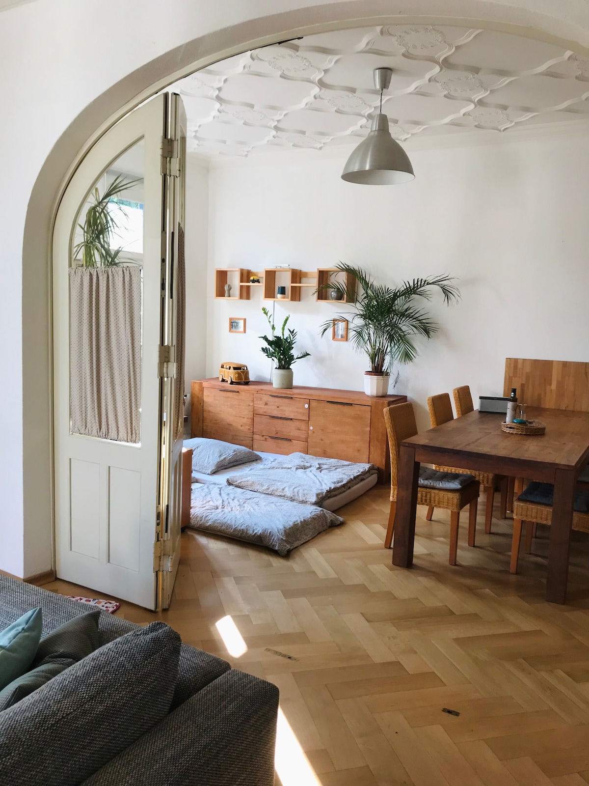 Habitación vecina con dos camas más y mesa de madera maciza