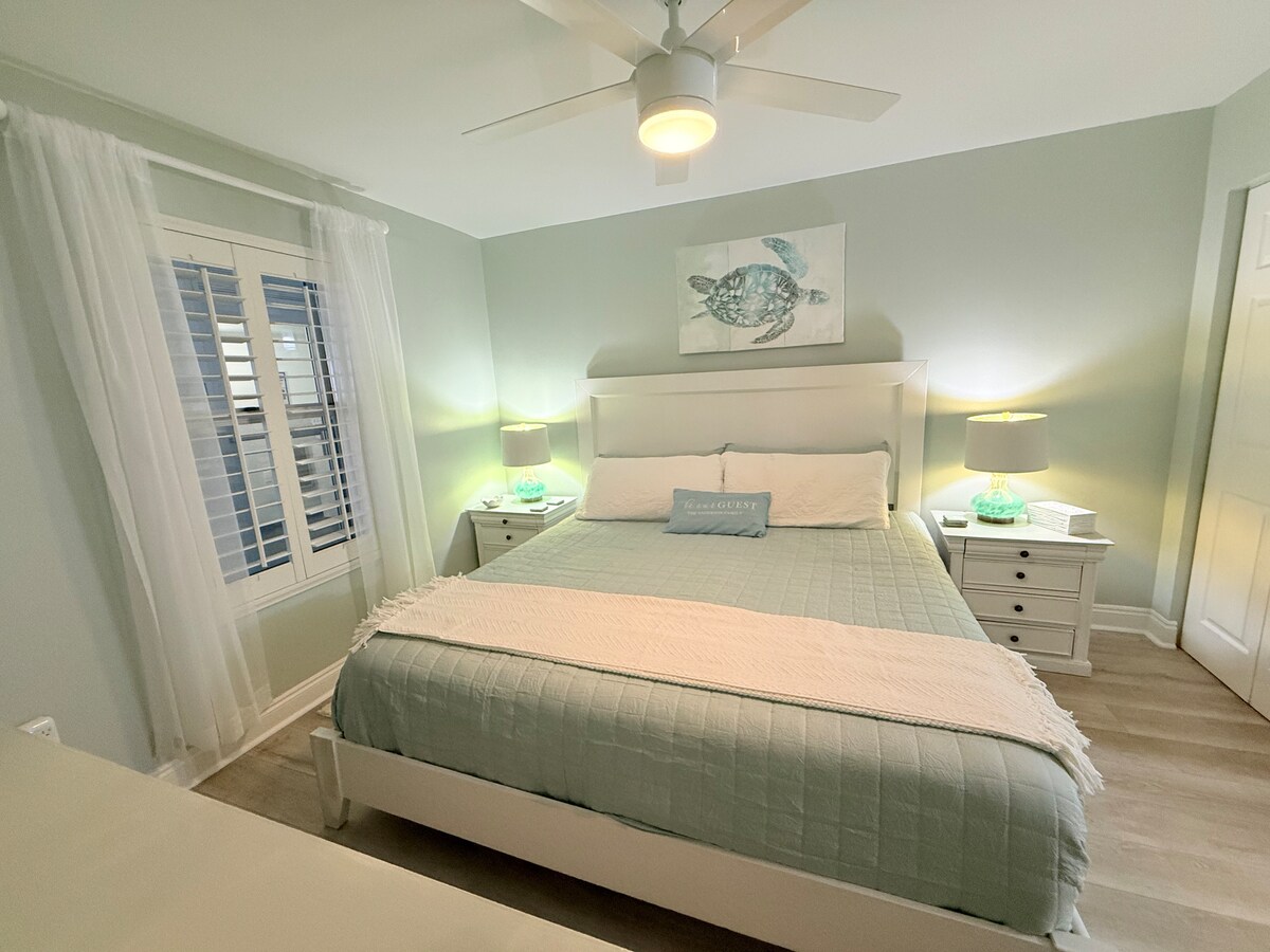 Релаксирачка главна спална соба со капаци на плантажите за дополнителна приватност