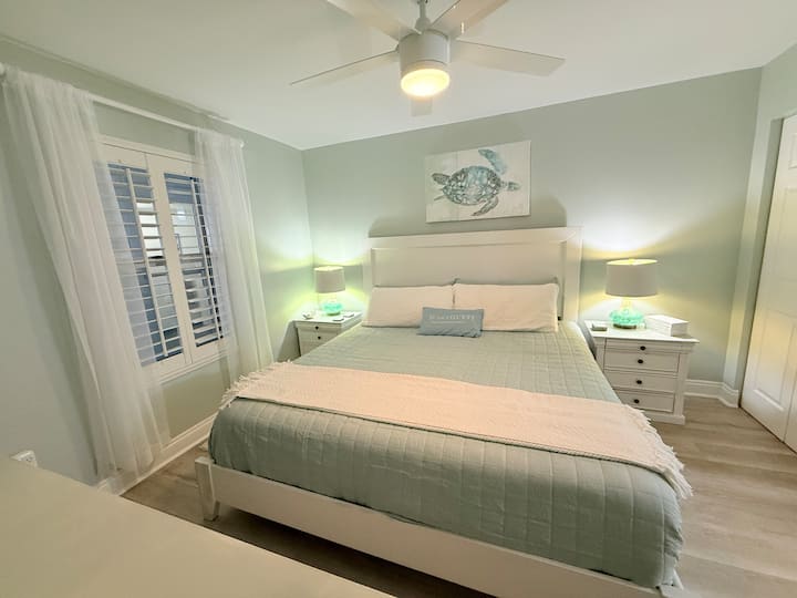 Una rilassante camera da letto matrimoniale con persiane per una maggiore privacy