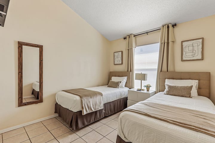 ორი ერთადგილიანი საწოლი და 32‑დუიმიანი სმარტ‑ტელევიზორი.