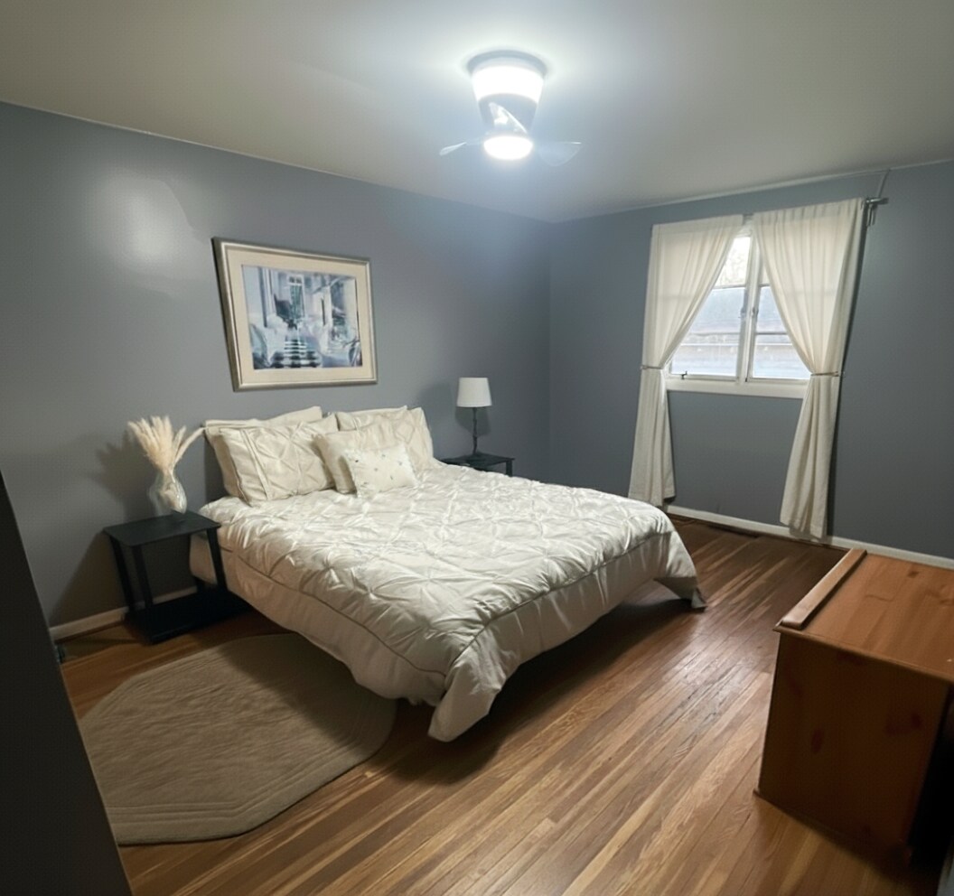 U prvoj spavaćoj sobi nalazi se bračni krevet, veliki ormar s dodatnim namještajem i organizatorima za ormar. 