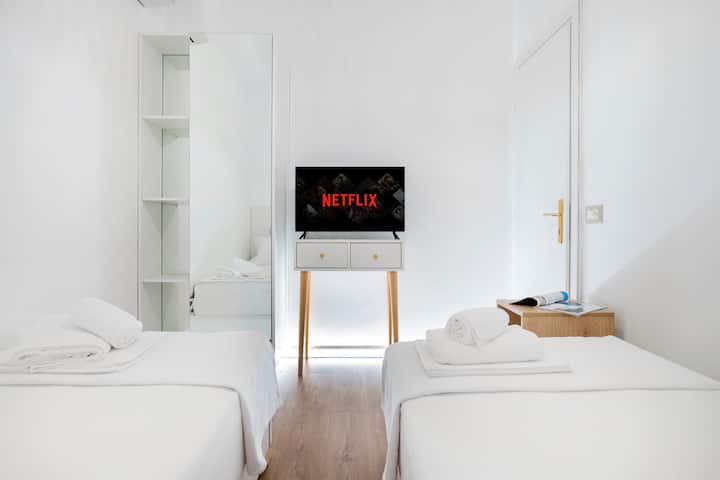 Relaksohu në këtë dhomë gjumi të rehatshme të projektuar për rehati. Me shtroja premium, shtroja prej pelushi dhe ajër të kondicionuar, siguron një qëndrim të qetë. Zgjidh midis një krevati dopio "king" ose dy teke. Hapësirë e bollshme dhe një televizor 32 inç i shtojnë komoditet pushimit tënd