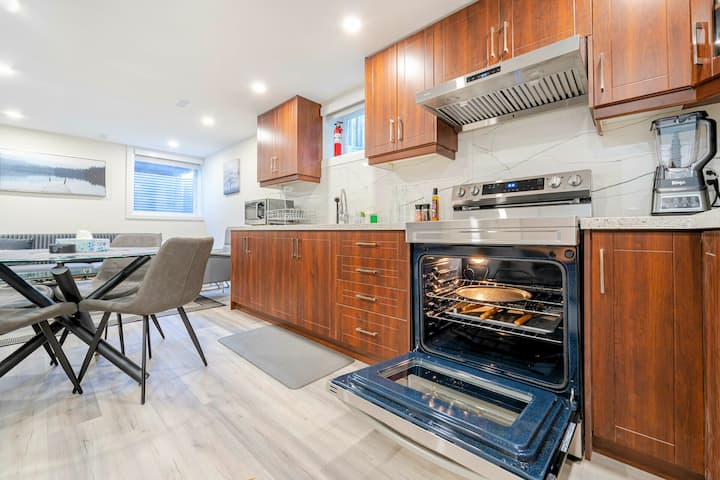 Cozy 2br In North York | Near Airport + Parking - Ontario