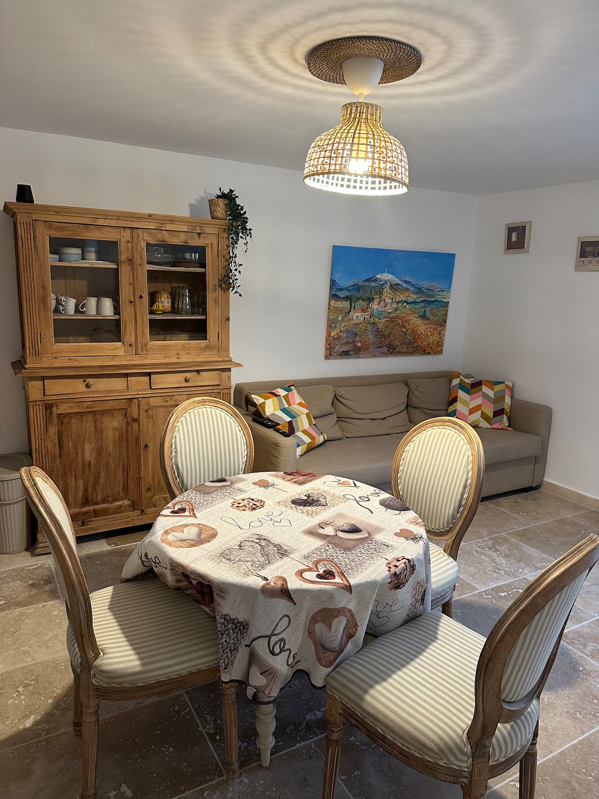 Top performing Airbnb: Provençal apartment in Diocèse De Valence