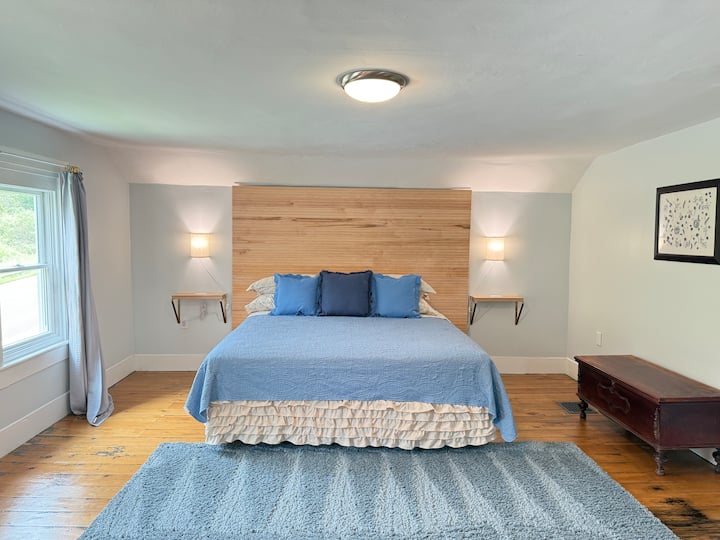 מיטת קינג סייז עם שפע של מקום לזוז. 