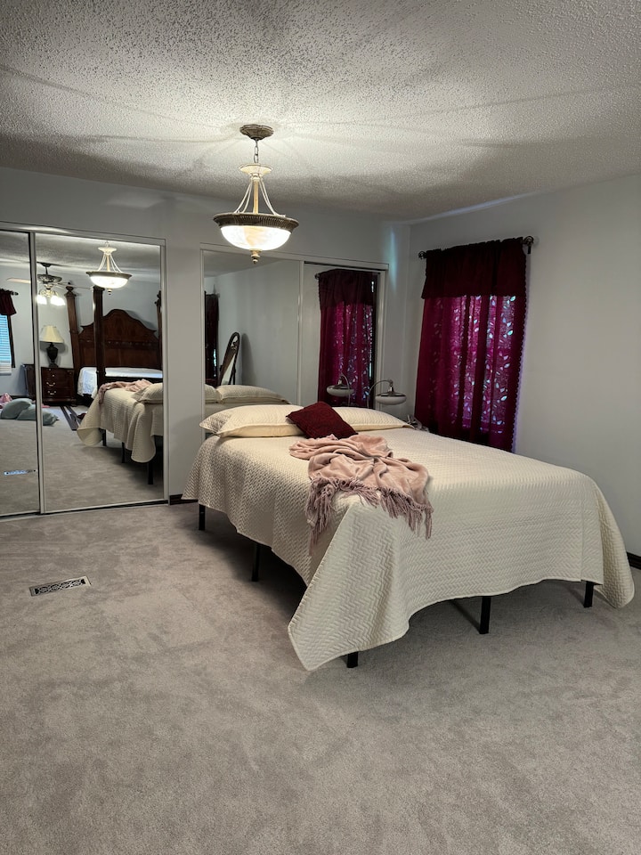 Queen bed 
Full closet with mirrors and plenty of room
