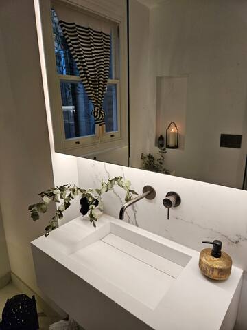 Entire flat in Greater London with large garden gallery image 2