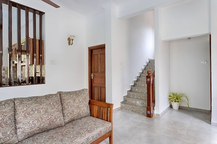 Stairs to 1st floor bedrooms