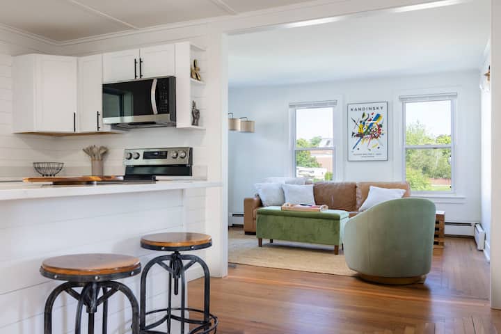 Downtown Mystic Renovated Large 3 Br Retreat - Stonington, CT