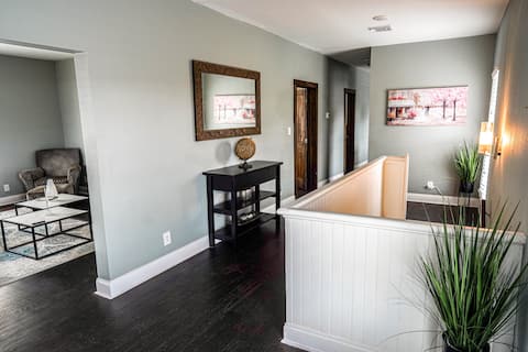 Popular Airbnb listing: 7th St Balcony in Bishop Arts in Bishop Arts District