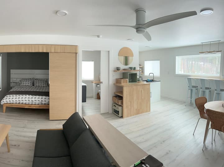 キャビンは600平方フィート未満のコンパクトで、開放的な歩道スペースと複数の座席とラウンジエリアを十分に残すことができます。 クイーンベッドで2人で快適にお過ごしいただけます。 4人のパーティー用のソファと一緒に、追加のツインベッド1台をご用意しています。