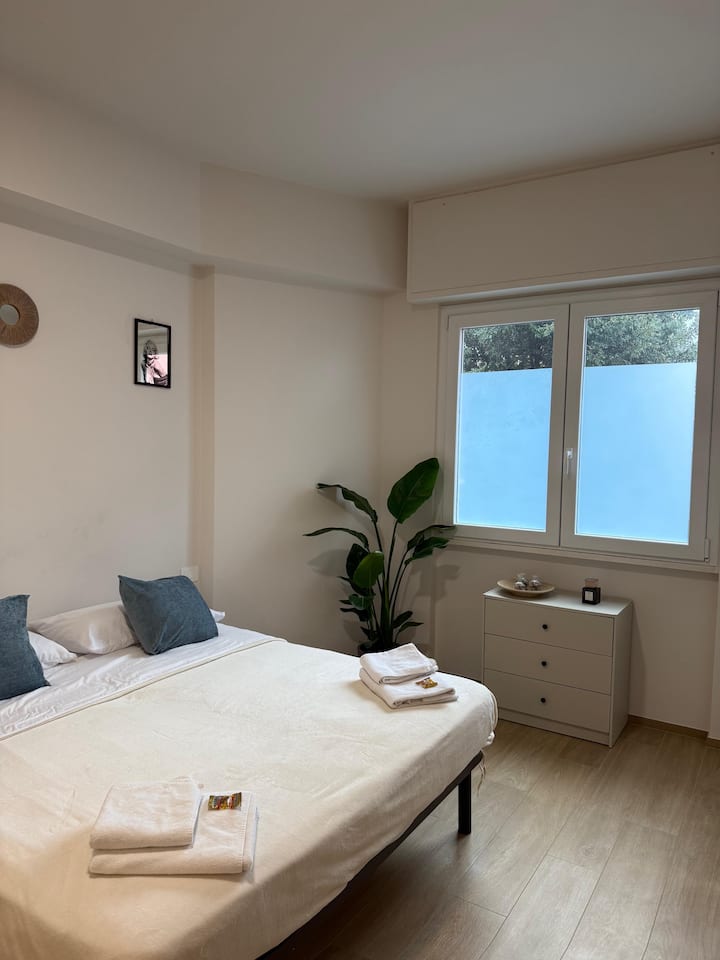 Este pequeño y cómodo dormitorio cuenta con una ventana con una película de privacidad tanto para la luz natural como para el aislamiento. Disfruta de tus programas favoritos en la televisión de la habitación. Ideal para personas que viajan solas/ parejas que buscan comodidad y 