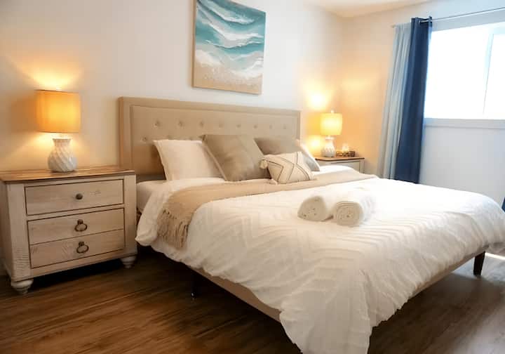 King Bed, Queen Pull-out, By Beach, Casino & Soec - Penticton