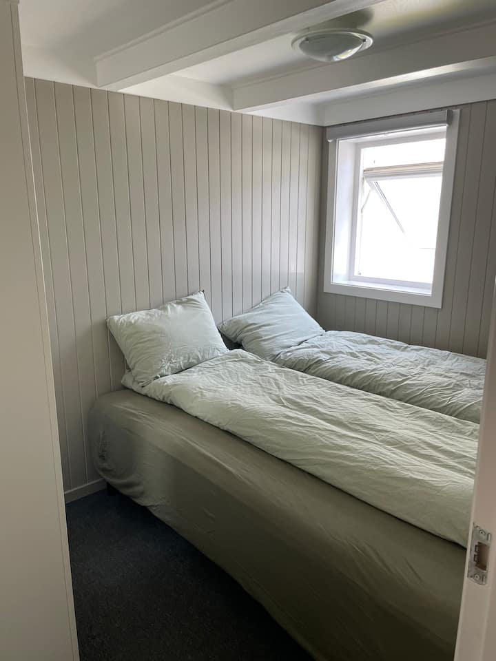 Nieuwe bedden, matrassen, dekbedden, kussens en beddengoed. We laten het voor je op de bedden liggen. 
Kledingkast klaar voor gebruik. 
Helder rolgordijn.