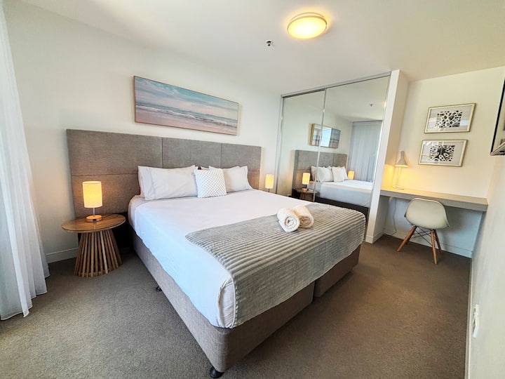 Dormitorio y espacio de trabajo dedicado