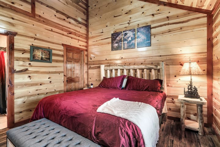 ห้องนอนคิงไซส์ #1 พร้อมเตียงคิงไซส์ที่สะดวกสบายห้องน้ำส่วนตัวฝักบัวตู้เสื้อผ้าขนาดใหญ่เคเบิลทีวีมู่ลี่หน้าต่างและโต๊ะข้างเตียง