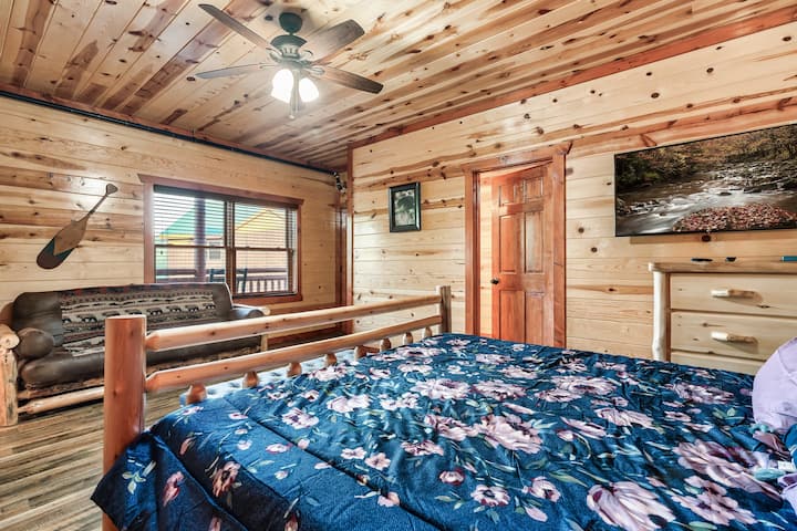 ห้องนอนคิงไซส์ #2 พร้อมเตียงคิงไซส์และฟูกนอนที่สะดวกสบายห้องน้ำส่วนตัวฝักบัวตู้เสื้อผ้าขนาดใหญ่เคเบิลทีวีมู่ลี่หน้าต่างและโต๊ะข้างเตียง