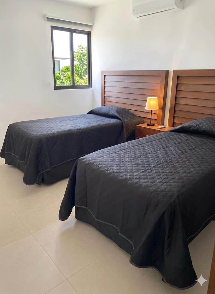Rest and Versatility: Room with Twin Beds
​This room has been designed with comfort and flexibility in mind, ideal for children, friends, or travel companions who prefer their own sleeping space.