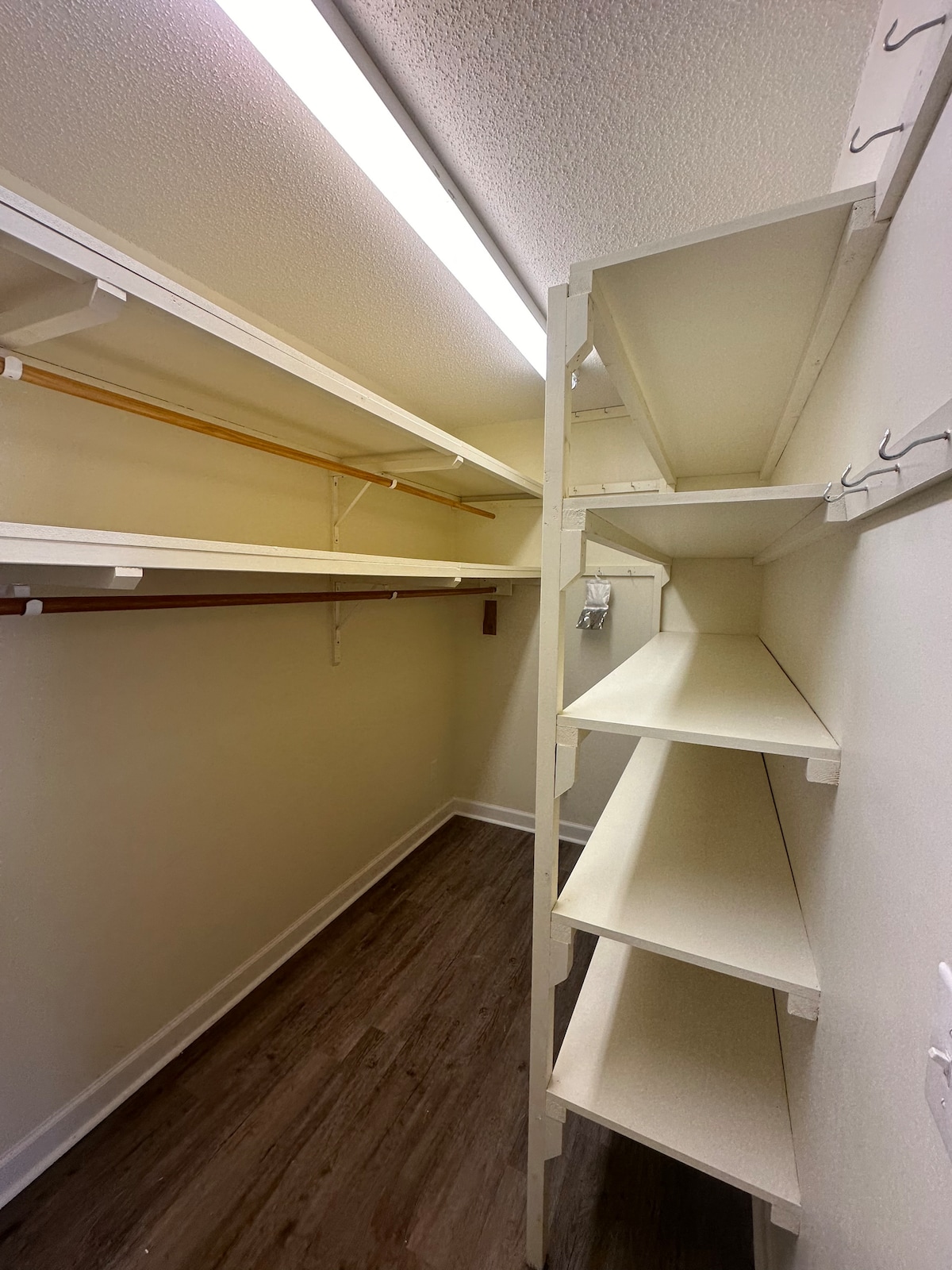 Muri i madh në dollap.