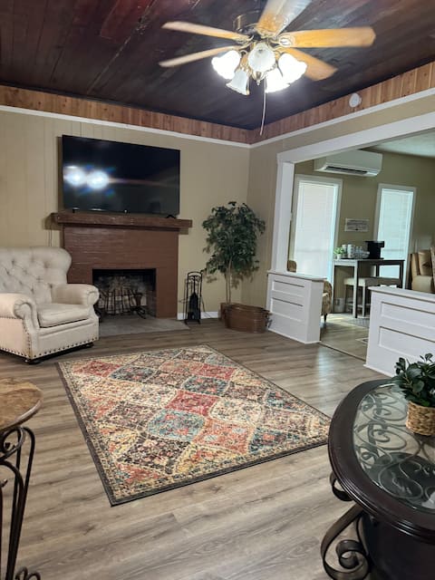 A 3BR/2 BA,ext’d stay,pets,fast WiFi,extra parking