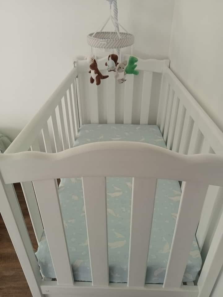 朝东的3号卧室配有单人床和婴儿床。 橱柜里摆满了书籍、棋盘和纸牌游戏、玩具、涂色和毛绒玩具。