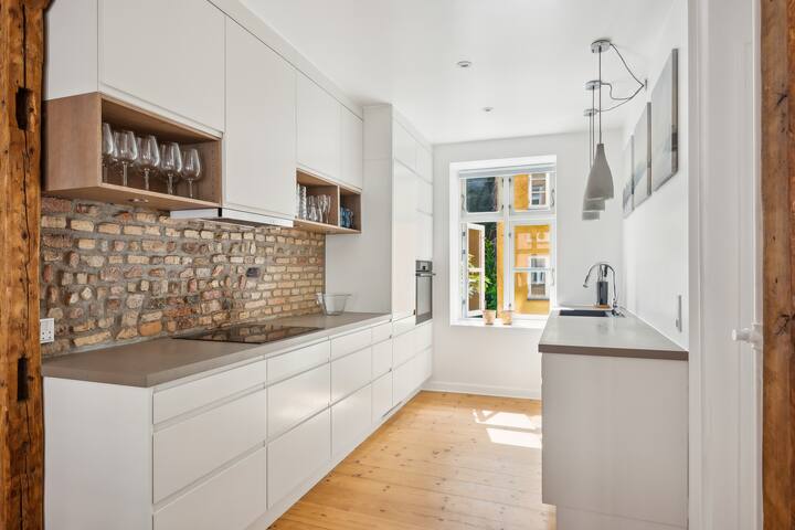 Modern City Suite in the old centre.! gallery image 3