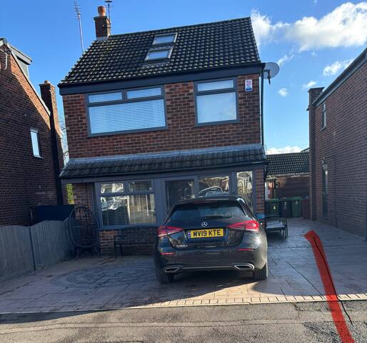 4 bed detached house ideal for coop live / Etihad
