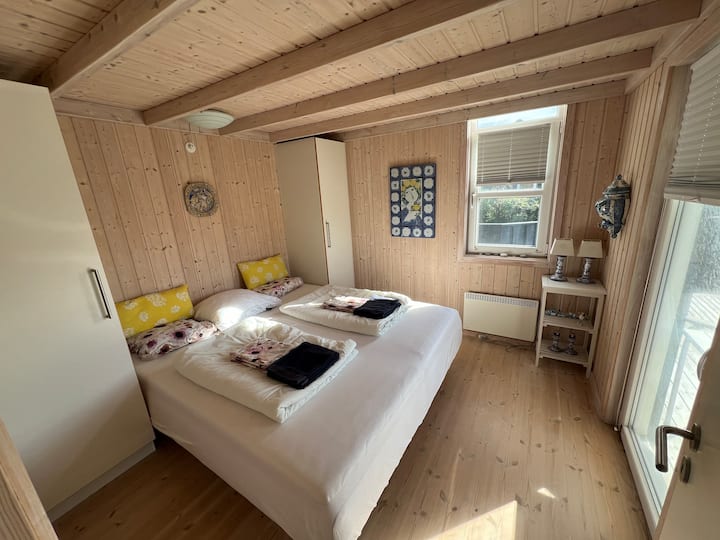 1-ლი საძინებელი ორადგილიანი საწოლით. ორი გარდერობი, ზღვის ხედი და პატიოს კარი.