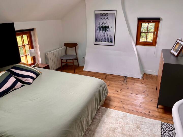 Prostrana dvokrevetna soba. 