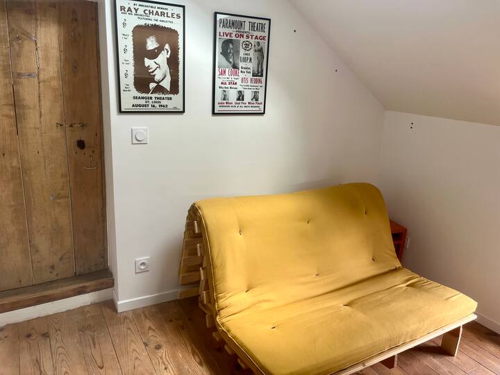 Futon za odraslu osobu ili 2 djece (na zahtjev) – nalazi se u praonici/ WC-u na katu uz spavaće sobe br. 2 i 3.