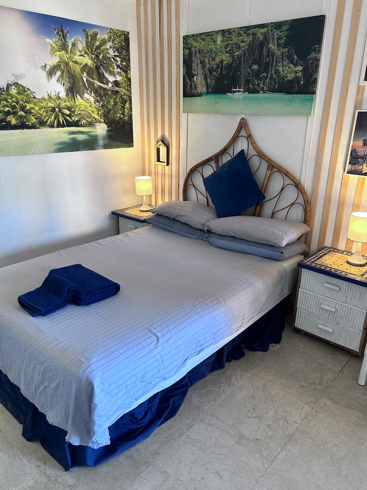 Cama matrimonial, almohadas, ropa de cama, mesas de cabecera / tableros de azulejos marroquíes, con 3 cajones, 2 lámparas de cabecera. 
Pinturas murales. (Estudio). 