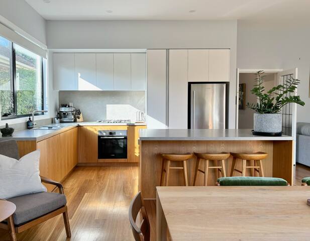 Renovated 3BR Bungalow, Near Train & Market gallery image 2