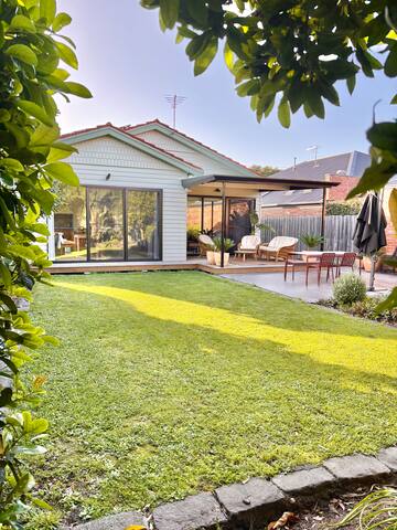 Renovated 3BR Bungalow, Near Train & Market gallery image 4