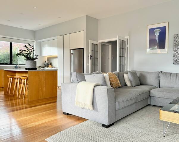 Renovated 3BR Bungalow, Near Train & Market gallery image 3