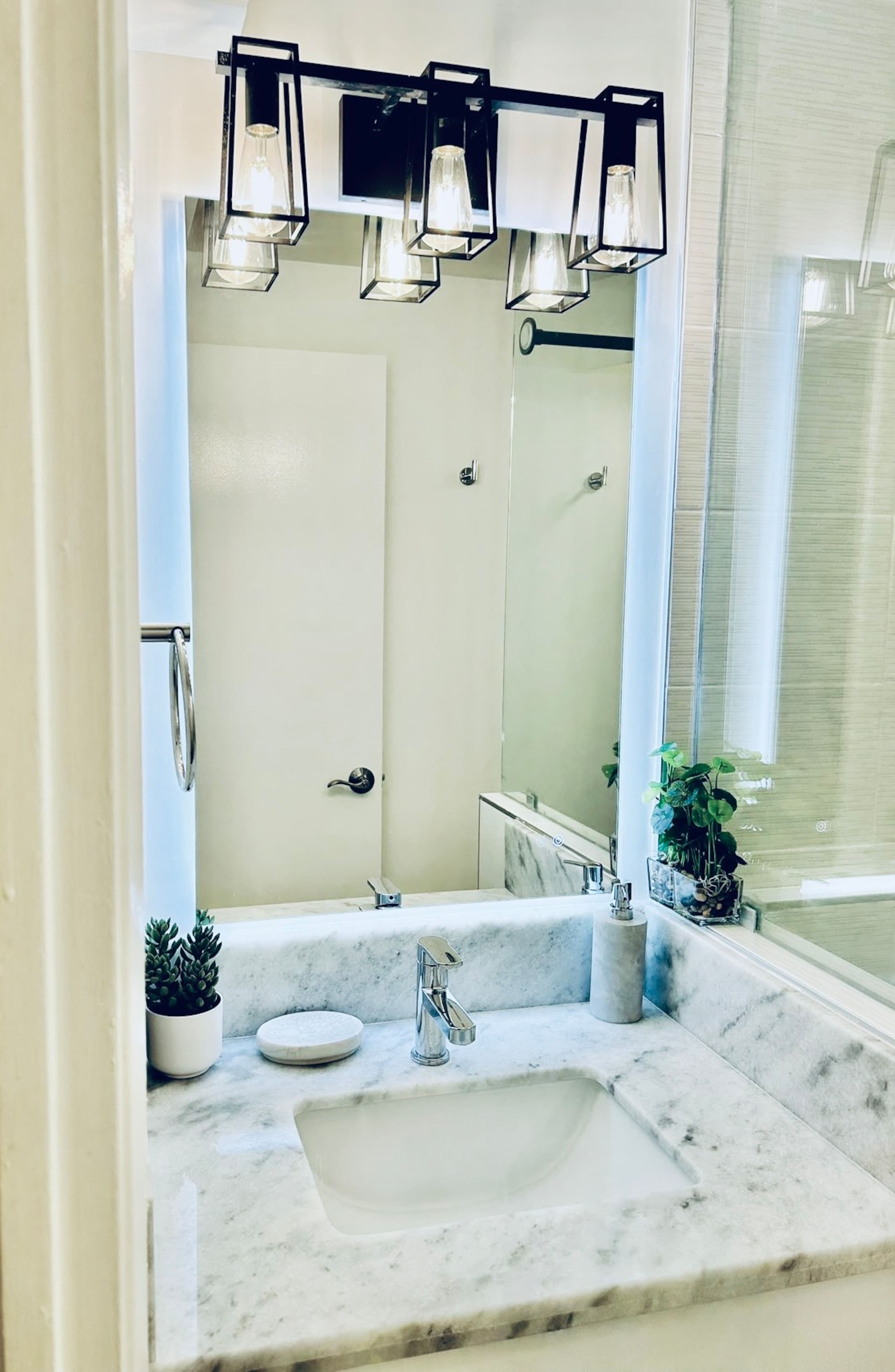 Condo in Honolulu · ★4.92 · 1 bedroom · 1 bed · 1 bath - Image 12