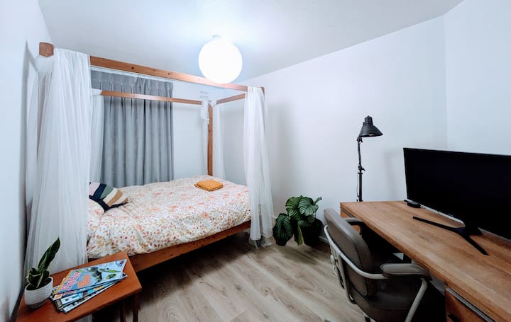 Удобен, кадифен душек ќе ве натера да спиете на облаци.