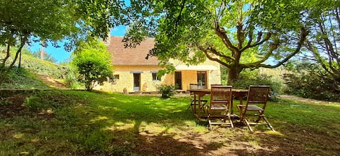 Quiet stone house + pool