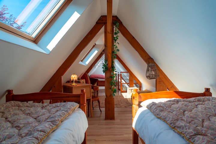 Gran loft con camas individuales, zona para relajarse y sofá cama