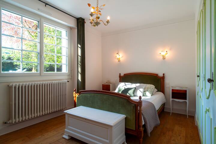 Hermosa habitación con un gran escritorio, para un ambiente agradable y de estudio