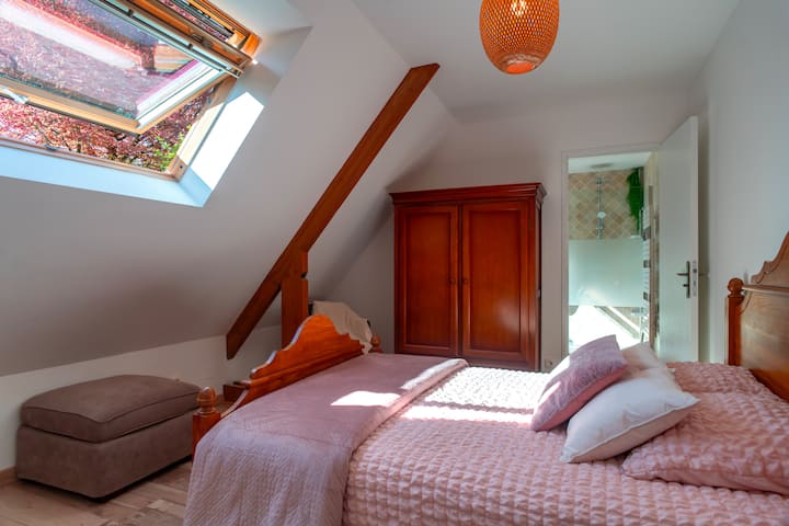 Habitación acogedora, agradable y luminosa, con baño privado