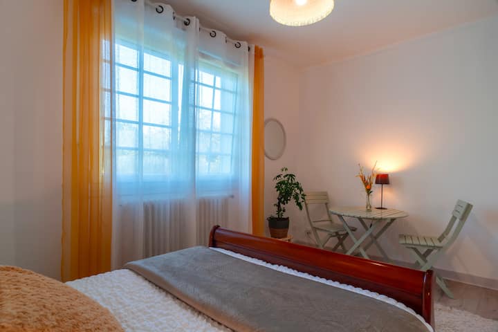 Habitación luminosa con zona de descanso