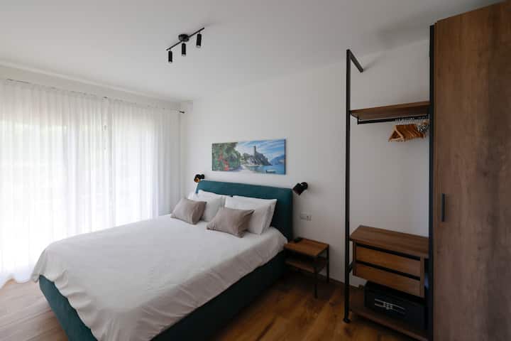Zimmer mit King-Size-Bett,Klimaanlage, Schrank, Smart-TV und eigenem Bad.
 Camera con letto king size, aria condizionata, armadio, smart TV e bagno privato.
 Habitación con cama tamaño king, aire acondicionado, armario, televisor inteligente y baño privado.