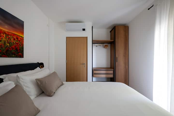  Zimmer mit King-Size-Bett,Klimaanlage, Schrank, Smart-TV und eigenem Bad.
Camera con letto king size, aria condizionata, armadio, smart TV e bagno privato.
 Habitación con cama tamaño king, aire acondicionado, armario, televisor inteligente y baño privado.