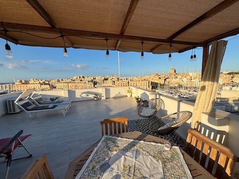 Scenic Marina Home | Lift, Free Parking Nearby