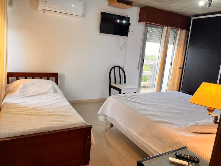 سرير بحجم كوين وسرير بحار فردي وتلفزيون ومكيف هواء.