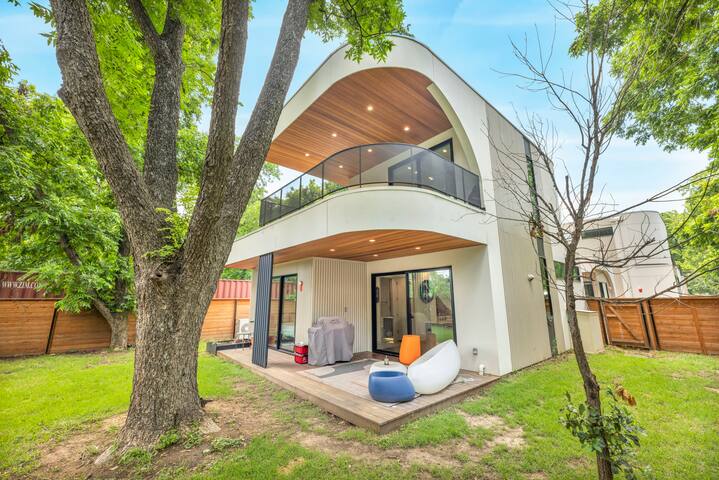 Modern Art House | Private Parking, Yard, & Grill