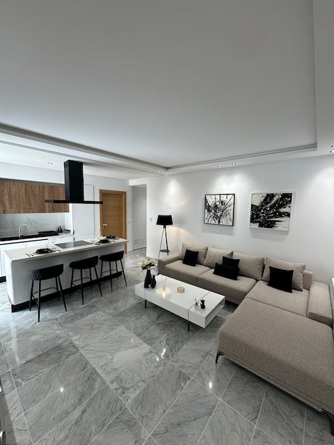 Luxury apartment near airport + private parking