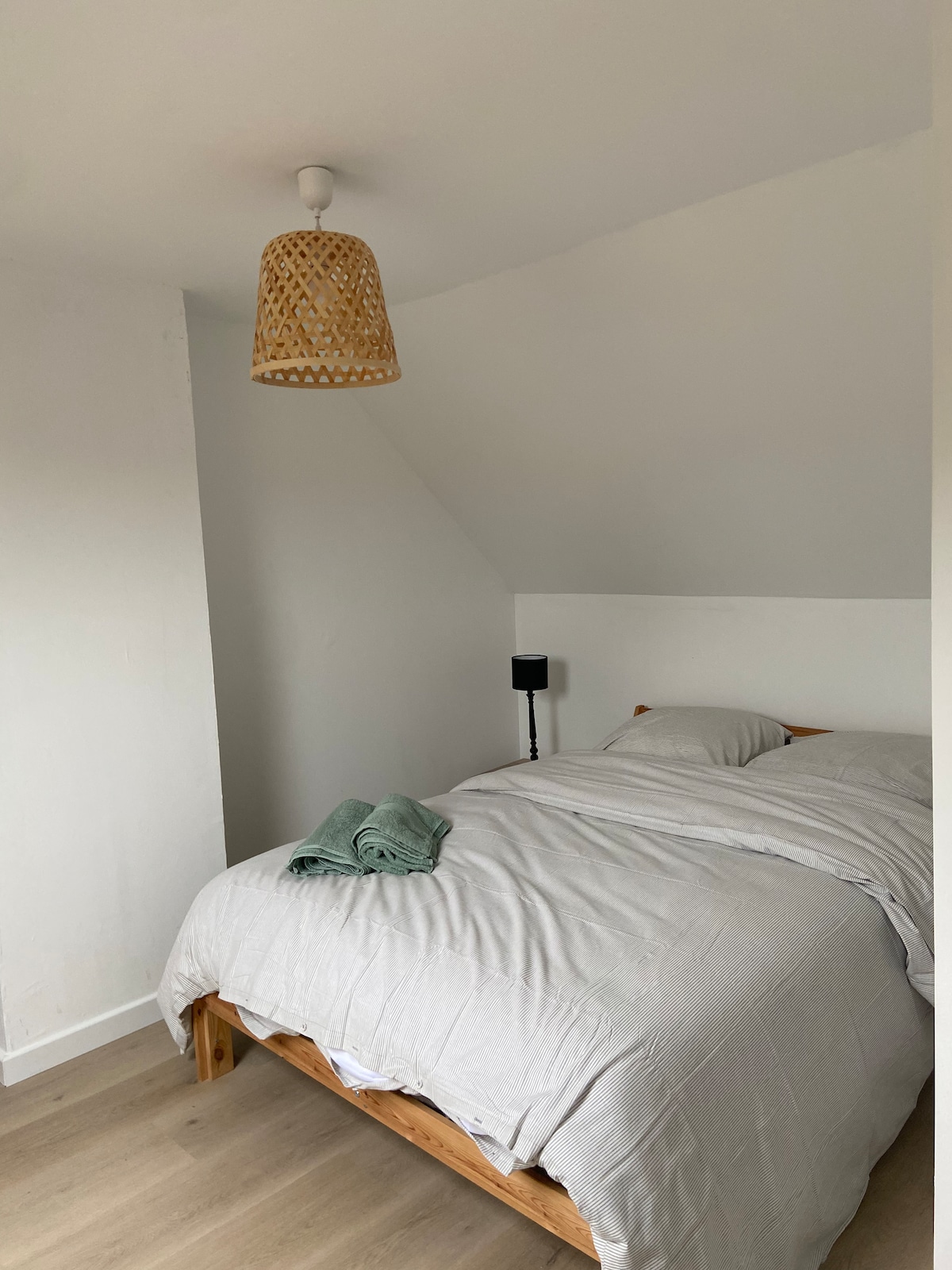 Slaapkamer #3 gelegen op de 2e verdieping met uitzicht op de badkamer.
Alle kamers kijken uit op de voorkant van het huis, en dus vanuit de tuin, voor rustige en vredige nachten.